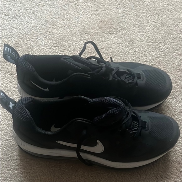 Nike air max Black and White Sneakers - Picture 2 of 4